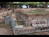 02976 ostia - regio ii - insula ix - tempietto repubblicano (ii,ix,4) - decumanus maximus ecke via dei molini - li seite - 09-2022.jpg